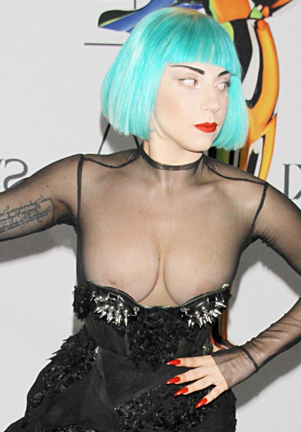 16P Lady Gaga completely nude in the bathtub