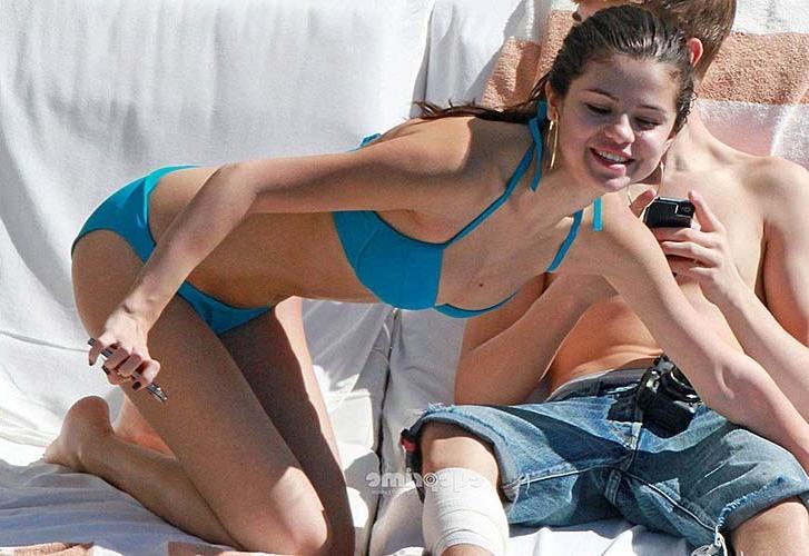 16P Selena Gomez very sexy and hot bikini doggy style paparazzi photos