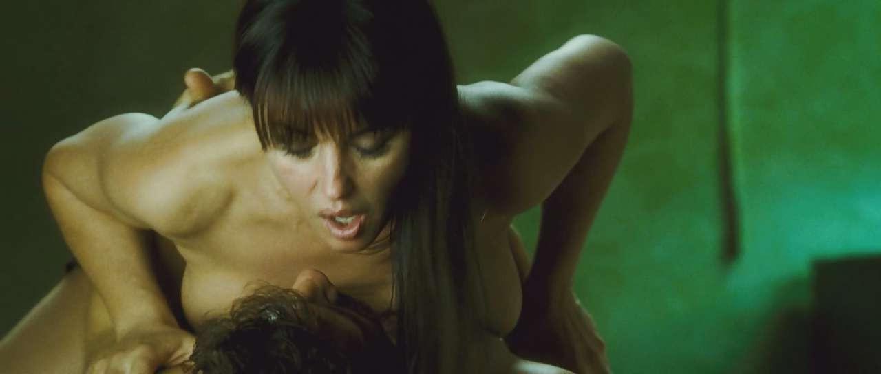 16P Monica Bellucci fucking hard against wall and exposing her boobs