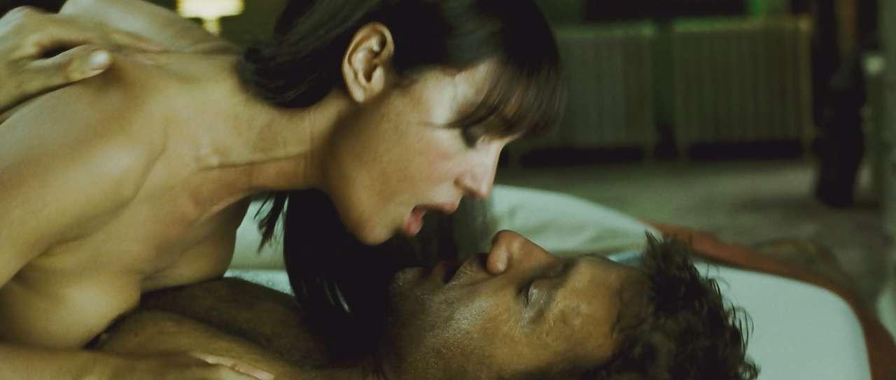 16P Monica Bellucci fucking hard against wall and exposing her boobs
