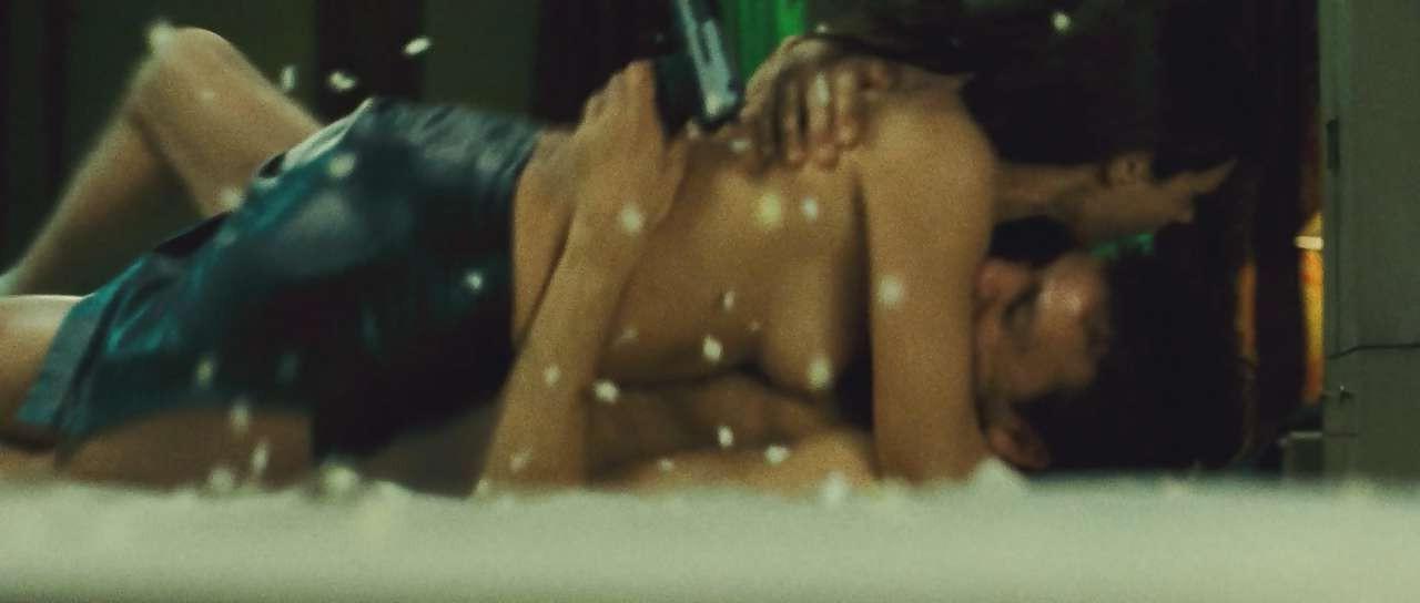 16P Monica Bellucci fucking hard against wall and exposing her boobs