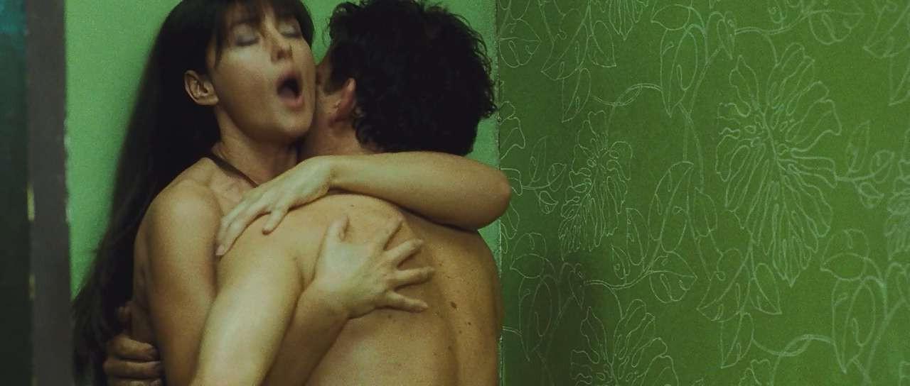 16P Monica Bellucci fucking hard against wall and exposing her boobs