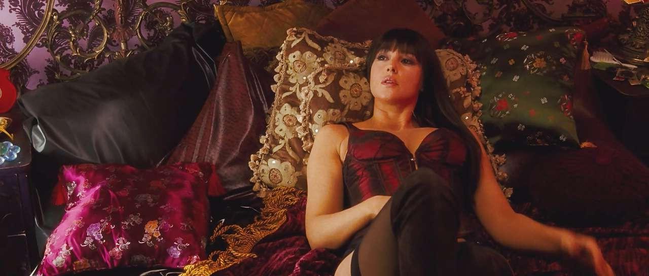16P Monica Bellucci fucking hard against wall and exposing her boobs