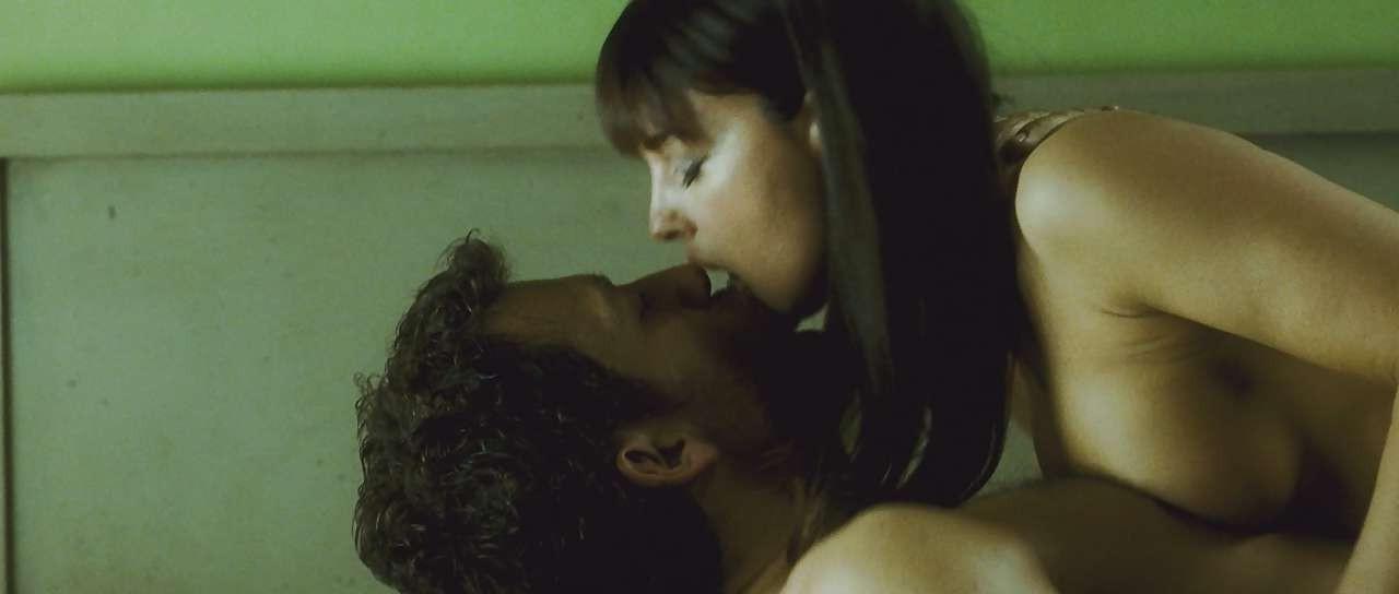 16P Monica Bellucci fucking hard against wall and exposing her boobs