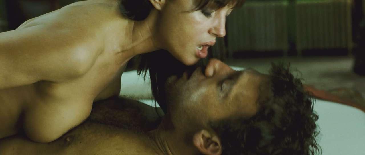 16P Monica Bellucci fucking hard against wall and exposing her boobs