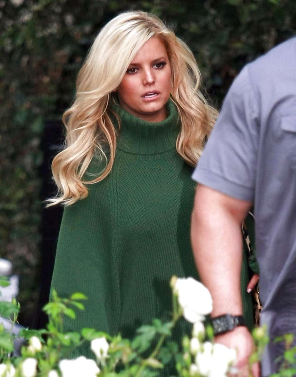 16P Jessica Simpson leggy in mini skirt and show ass in thong