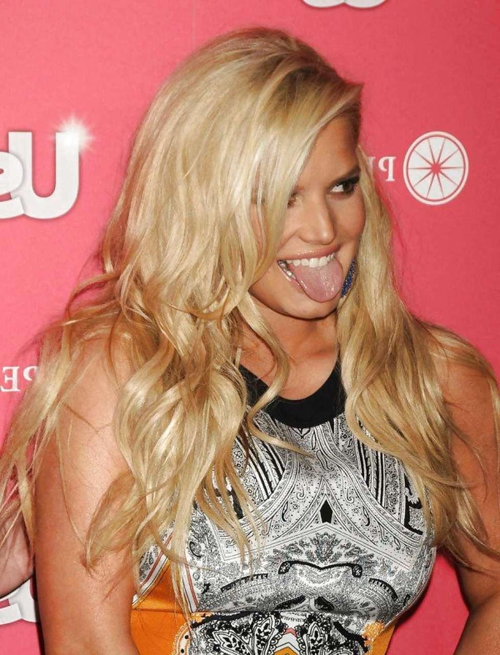 16P Jessica Simpson leggy in mini skirt and show ass in thong