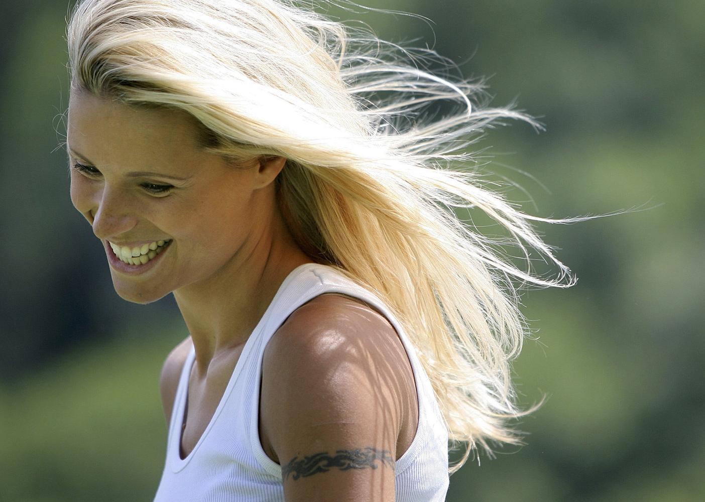 16P Michelle Hunziker sunbathing her topless