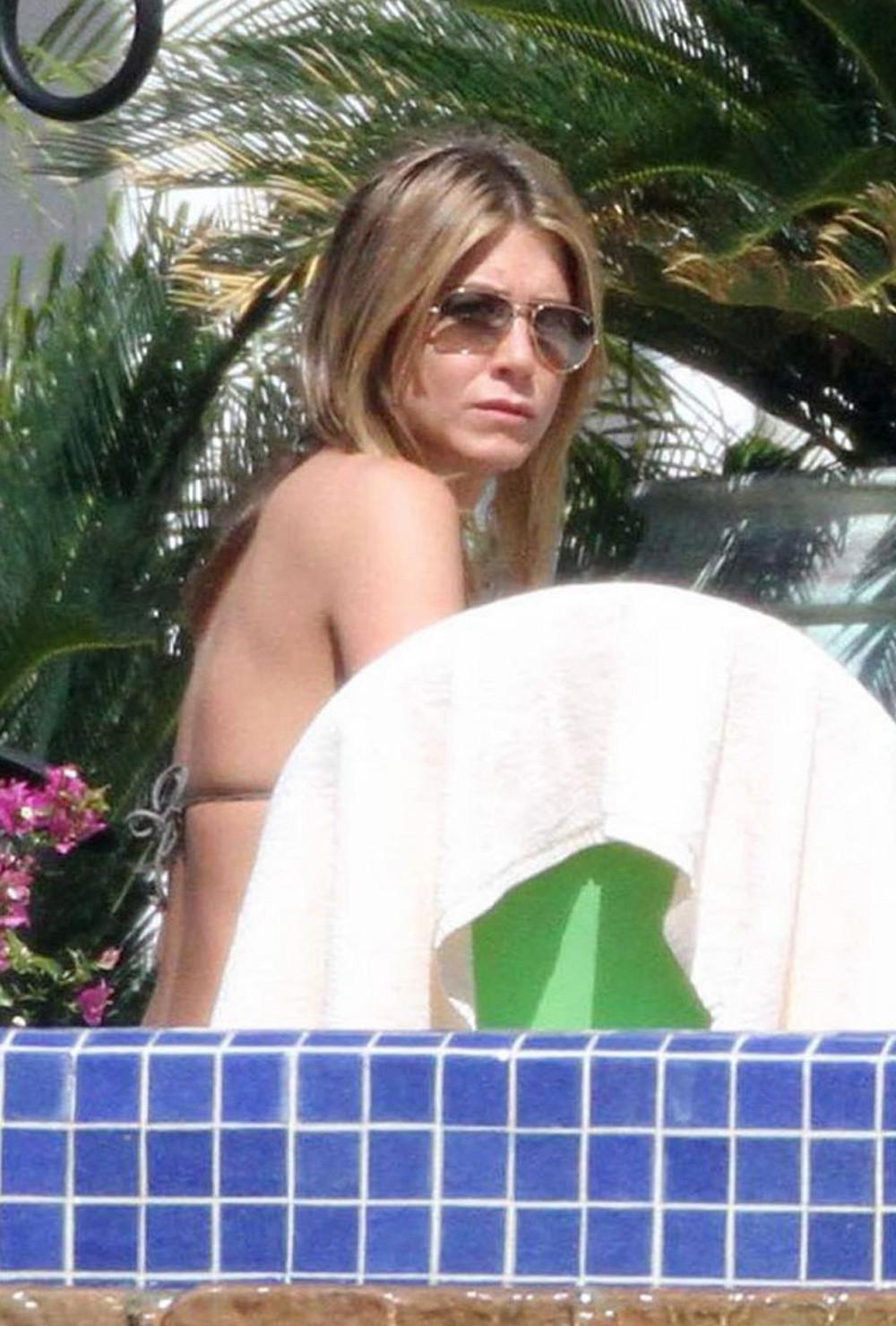 16P Jennifer Aniston upskirt and perfect cleavage
