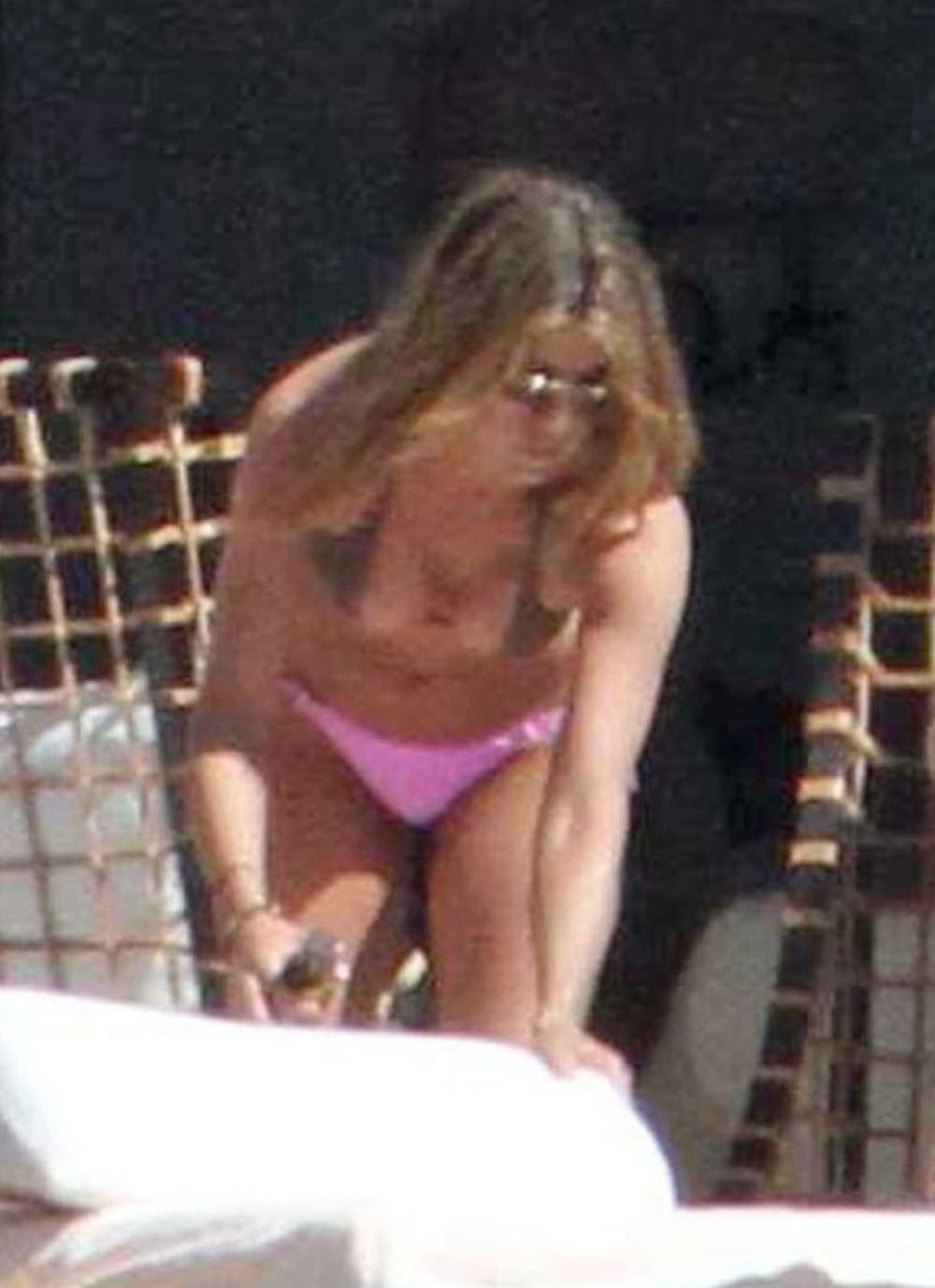 16P Jennifer Aniston upskirt and perfect cleavage