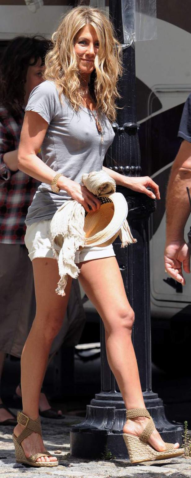 16P Jennifer Aniston upskirt and perfect cleavage