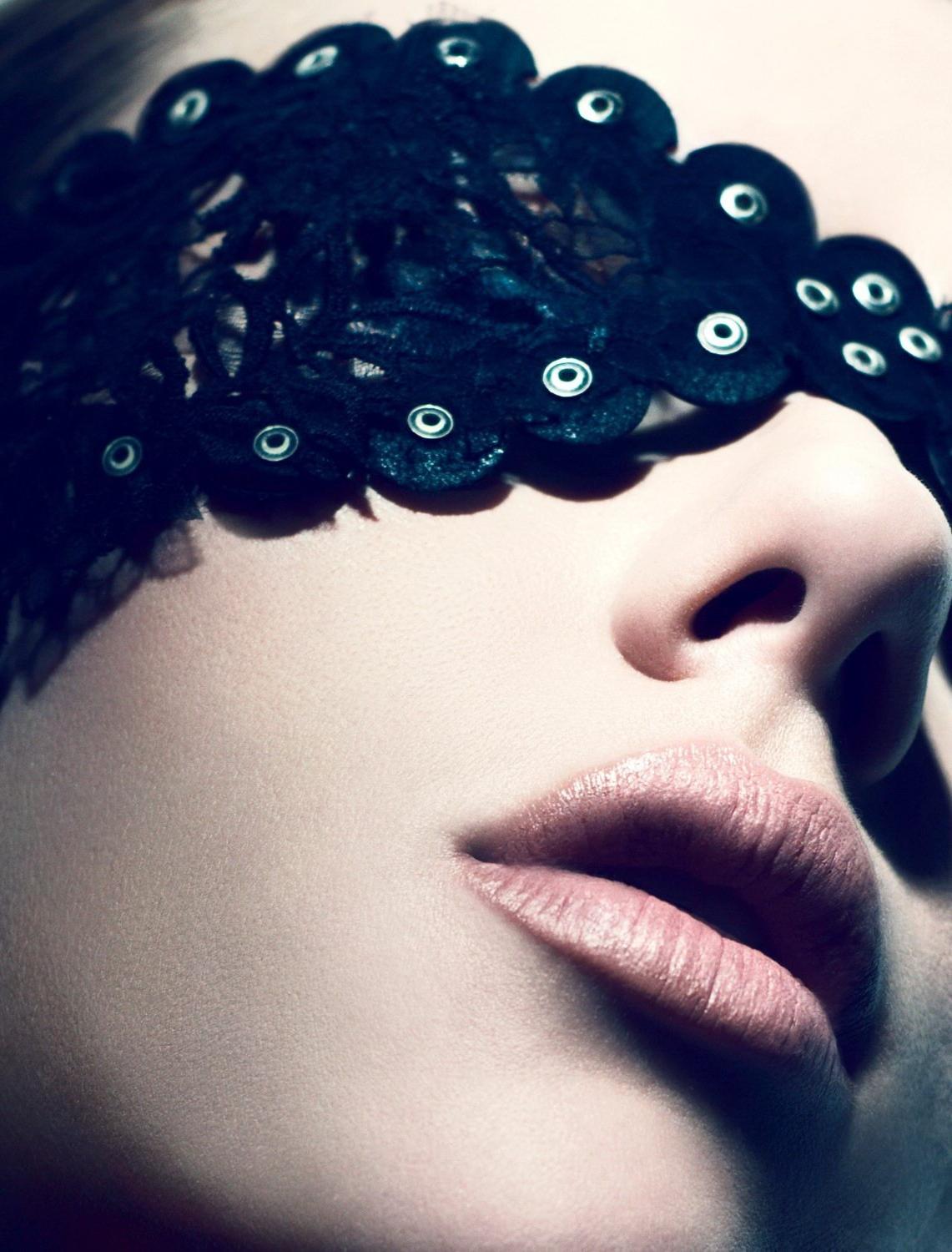 16P Scarlett Johansson topless but hiding her boobs for the Interview Magazine Decem
