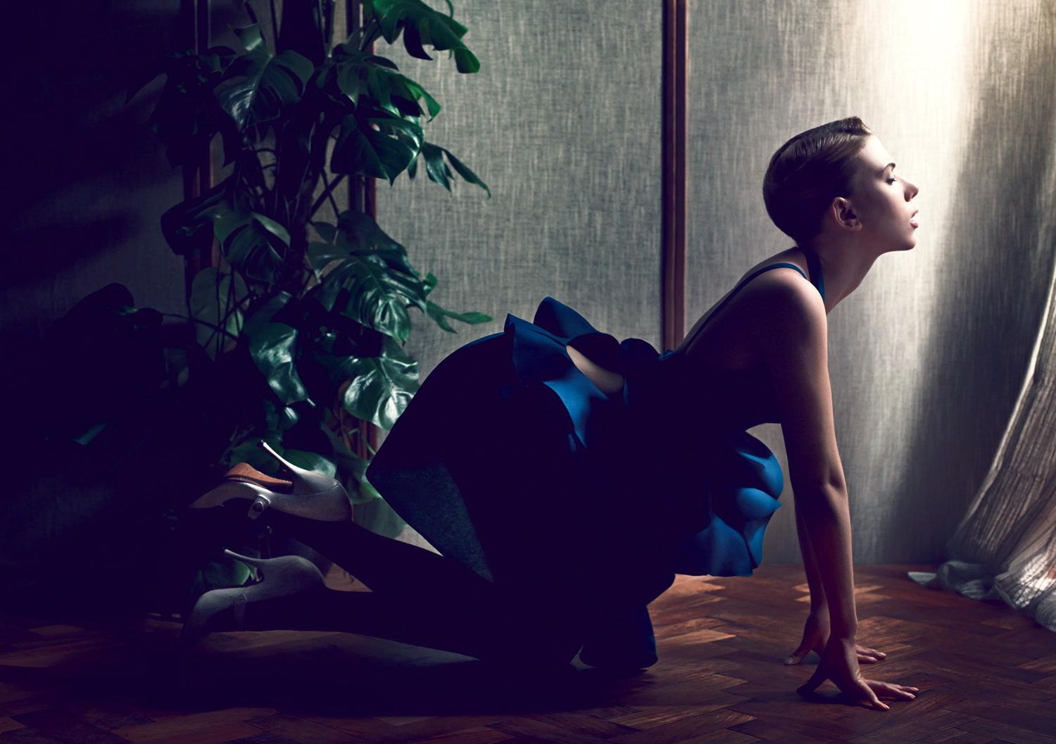 16P Scarlett Johansson topless but hiding her boobs for the Interview Magazine Decem