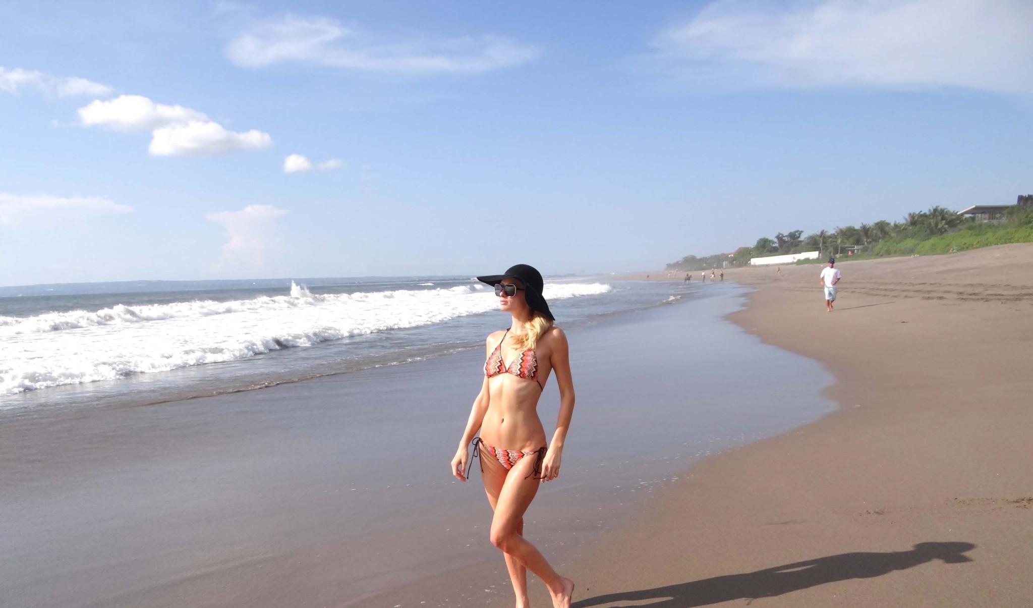 16P Paris Hilton showing off her bikini body in Bali
