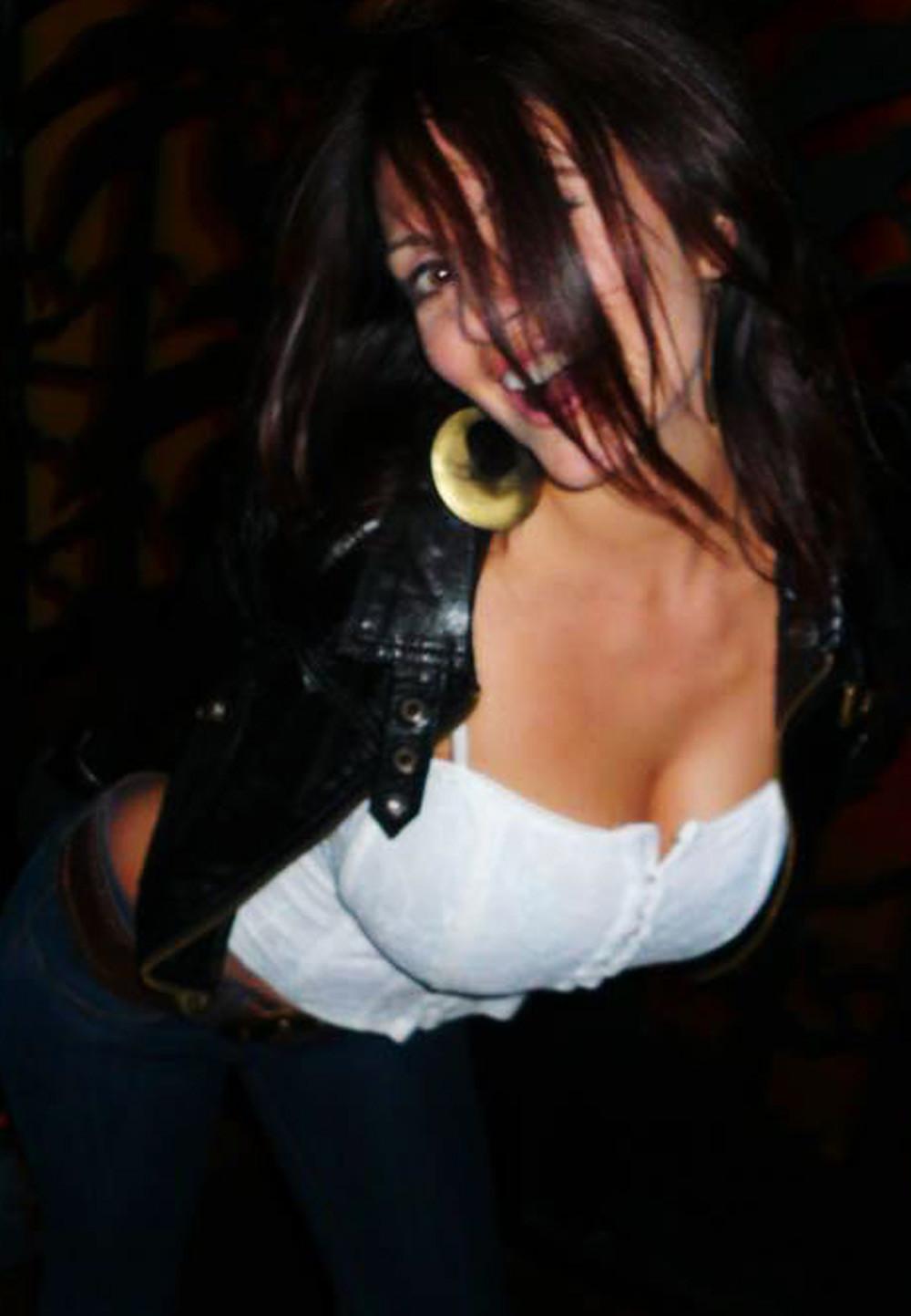 16P Denise Milani unseen hot private candid photos