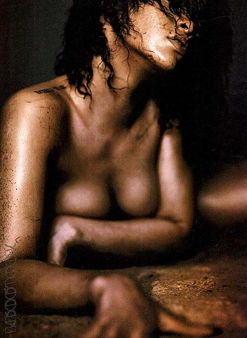 16P Rihanna posing and showing her huge boobs and sexy body