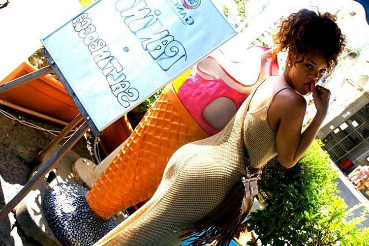 16P Rihanna posing and showing her huge boobs and sexy body