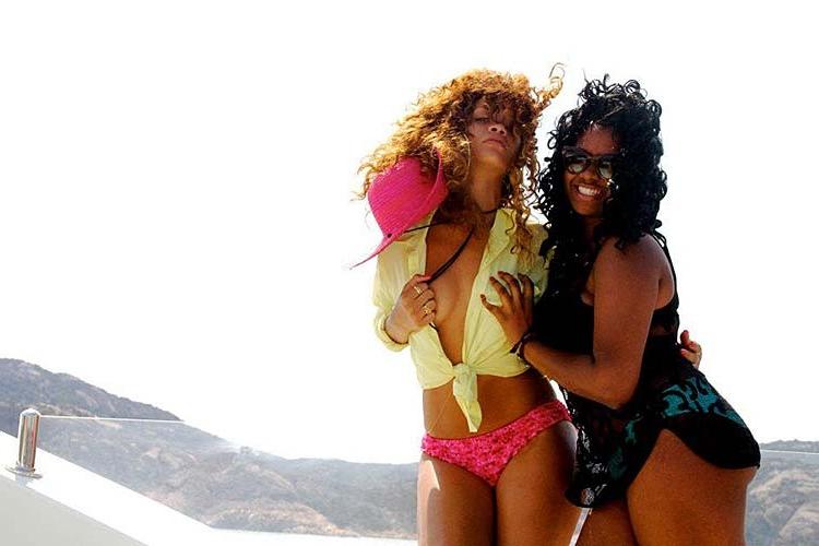 16P Rihanna exposing her sexy body and nice ass on private photos