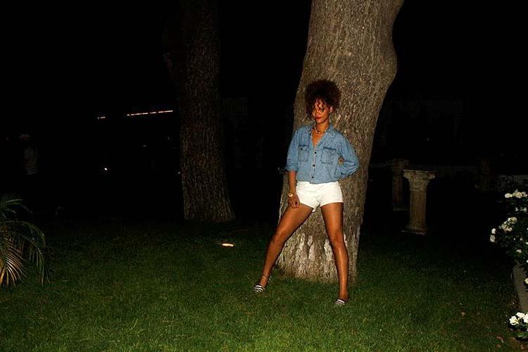16P Rihanna exposing her sexy body and nice ass on private photos