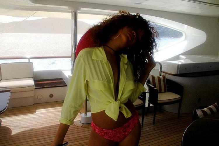 16P Rihanna exposing her sexy body and nice ass on private photos