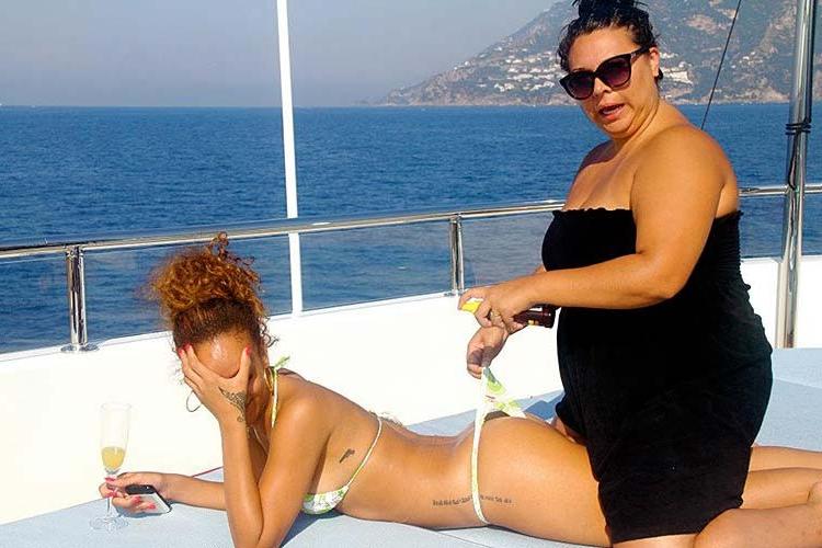 16P Rihanna exposing her sexy body and nice ass on private photos