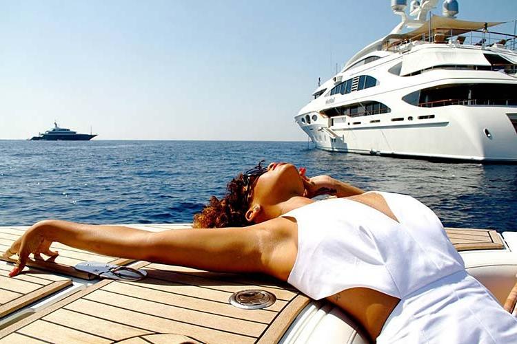 16P Rihanna exposing her sexy body and nice ass on private photos