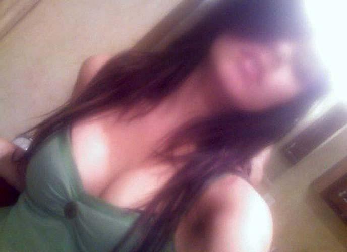 16P Vanessa Hudgens posing nude on sexy and hot leaked photos