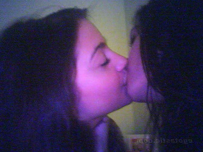 16P Vanessa Hudgens posing nude on sexy and hot leaked photos