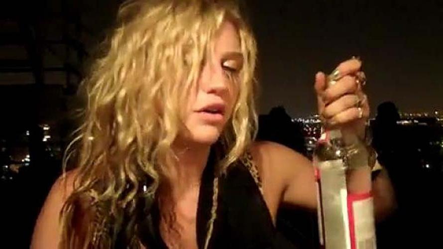 16P Kesha Sebert exposing sexy nude body and huge boobs on leaked photos