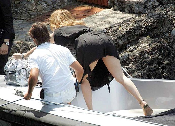 16P Jennifer Lopez sexy and hot upskirt and nipple slip paparazzi photos