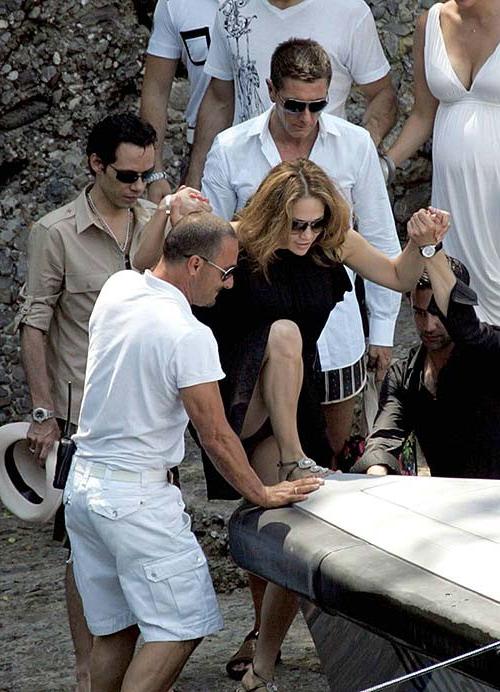 16P Jennifer Lopez sexy and hot upskirt and nipple slip paparazzi photos