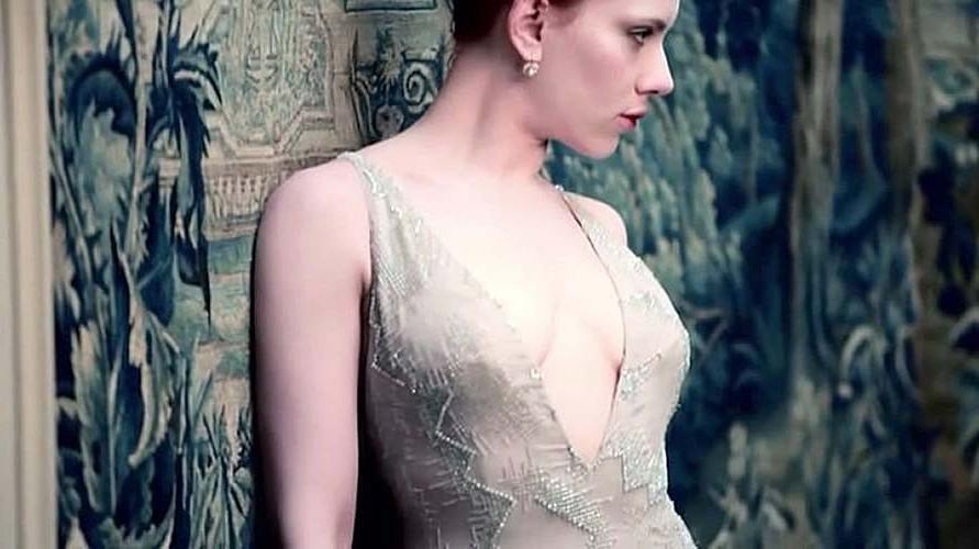 16P Scarlett Johansson exposing her totally nude body and huge boobs
