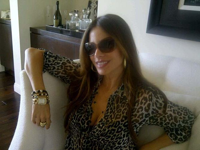 16P Sofia Vergara exposing sexy body and huge boobs on private photos