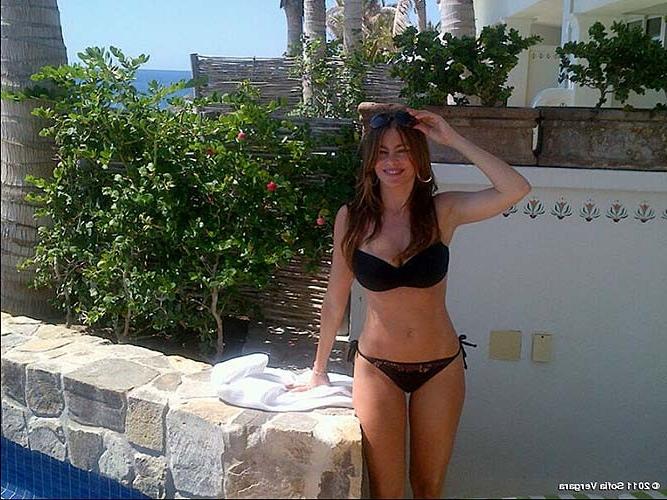 16P Sofia Vergara exposing sexy body and huge boobs on private photos