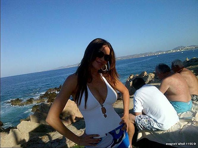 16P Sofia Vergara exposing sexy body and huge boobs on private photos