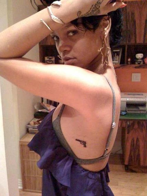 16P Rihanna exposing her sexy nude body and hot ass on private photos