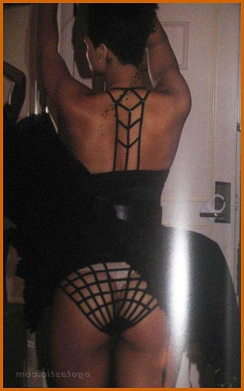 16P Rihanna exposing her sexy nude body and hot ass on private photos
