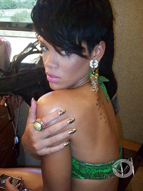 16P Rihanna exposing her sexy nude body and hot ass on private photos