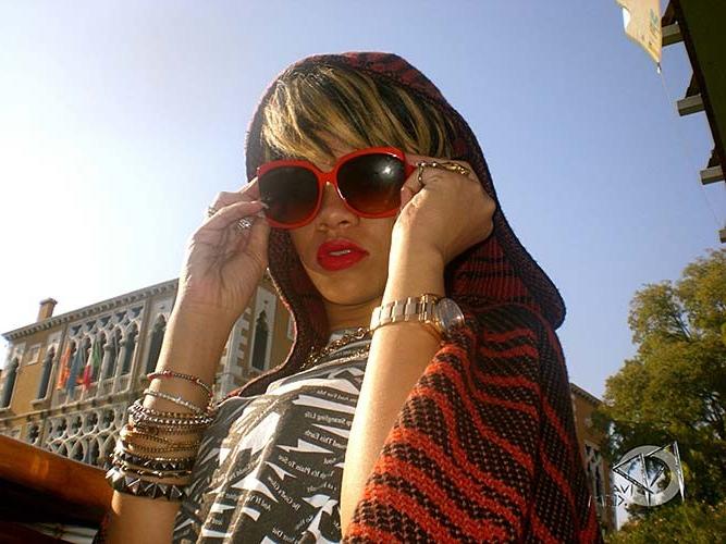 16P Rihanna exposing her sexy nude body and hot ass on private photos