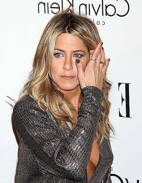 16P Jennifer Aniston exposing sexy body and hot legs in nice evening dress