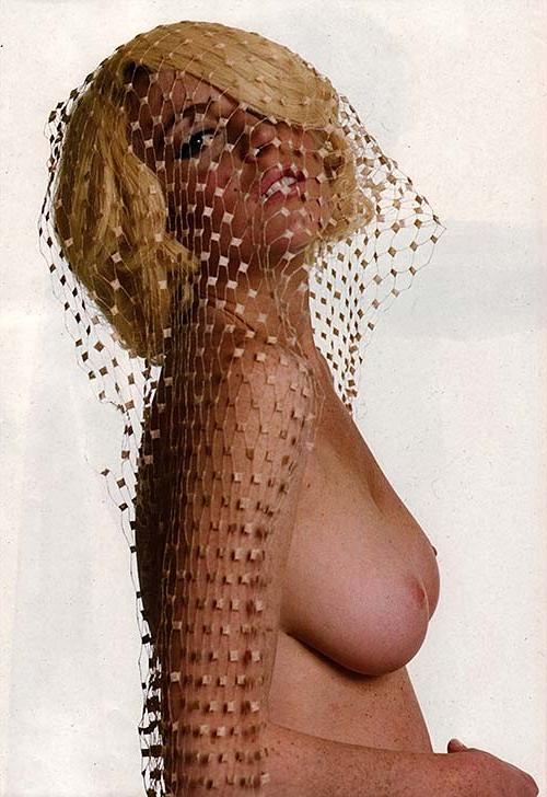 16P Lindsay Lohan exposing sexy nude body and huge boobs on private photos