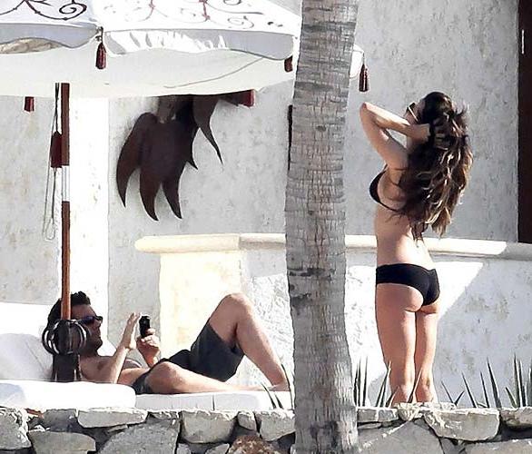 16P Kate Beckinsale very sexy and hot bikini paparazzi photos on pool