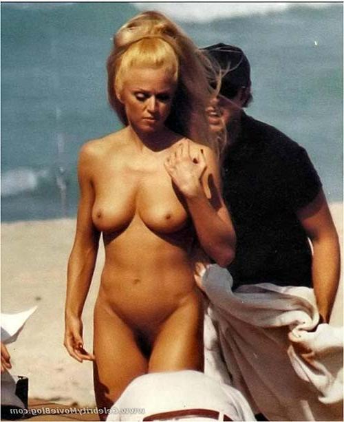 16P Madonna exposing sexy nude nude body and nice tits on private photos