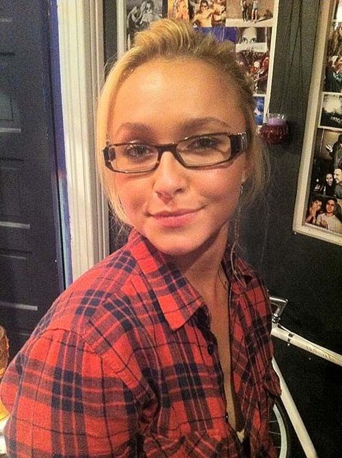 16P Hayden Panettiere looking very hot and sexy on private photos
