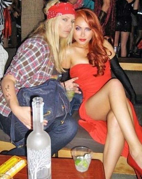 16P Hayden Panettiere looking very hot and sexy on private photos