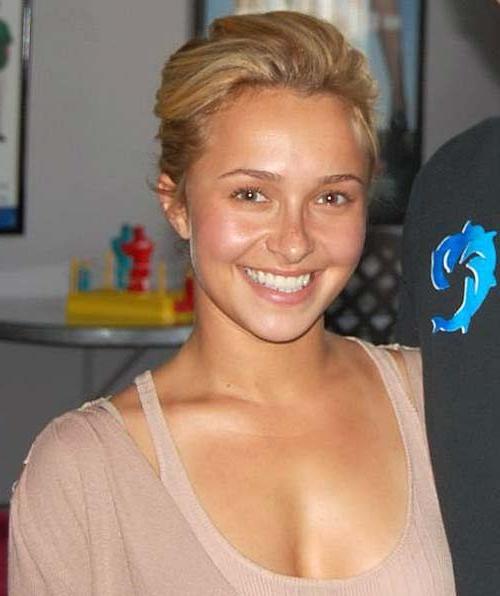 16P Hayden Panettiere looking very hot and sexy on private photos