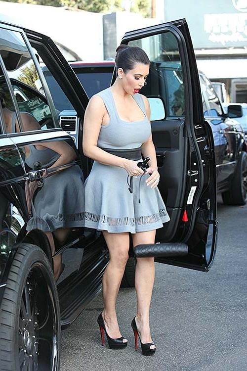 16P Kim Kardashian exposing fucking sexy body and huge boobs