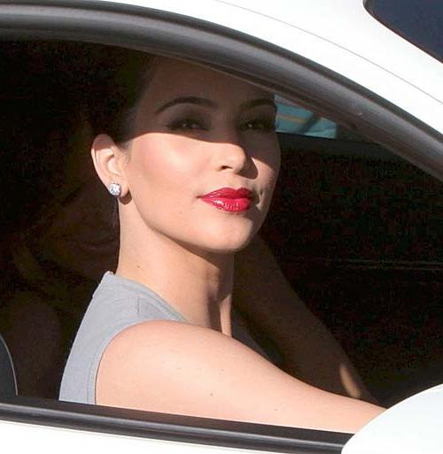 16P Kim Kardashian exposing fucking sexy body and huge boobs