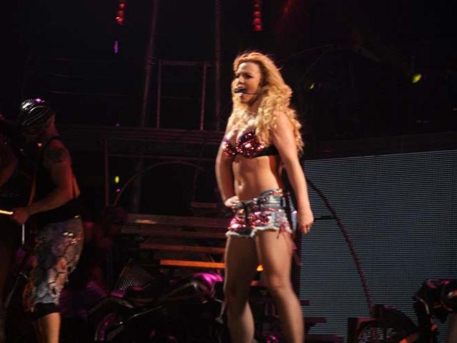 16P Britney Spears exposing her sexy body and hot ass on stage