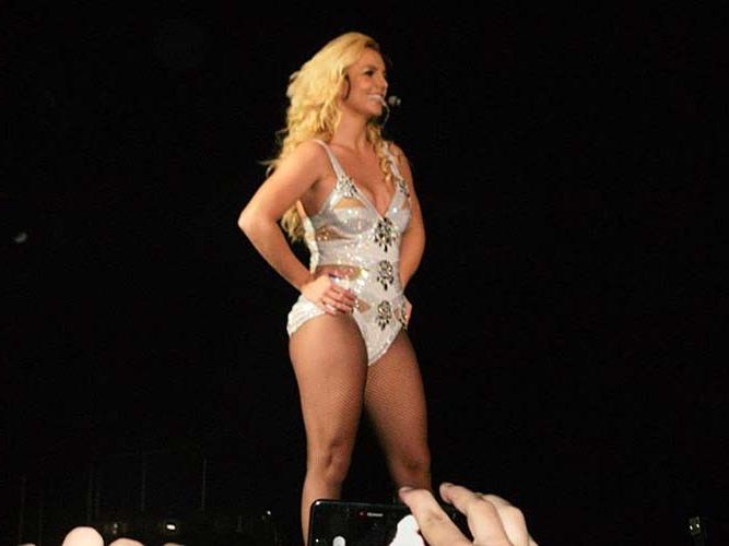 16P Britney Spears exposing her sexy body and hot ass on stage